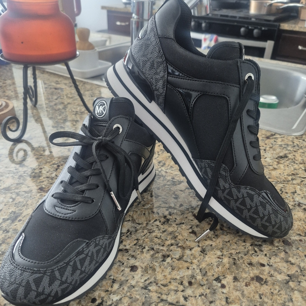 Brand New! Never Worn!! Sz 10 Michael Kors Wilma Trainers! Black/white Sneakers